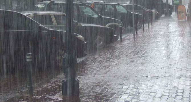 Украину сегодня заливают дожди В Карпатах снег На юге мряка