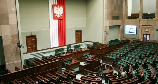 Новую опасность от украинцев обнаружили в Польше Считают что им нельзя давать гражданство