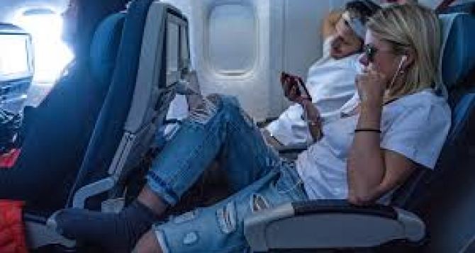 Ради заботе о пассажирах авиакомпания будет брать деньги за возможность откинуть спинку кресла