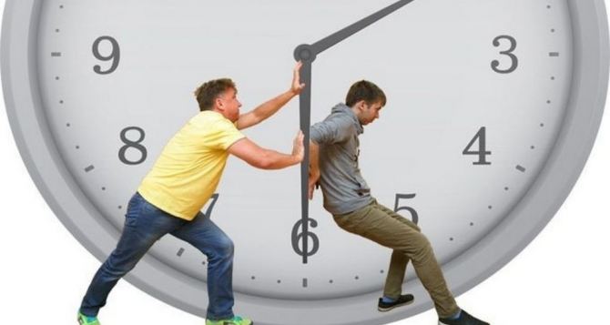 На этой неделе снова переводим стрелки часов самые странные случаи при переходе на зимнее время