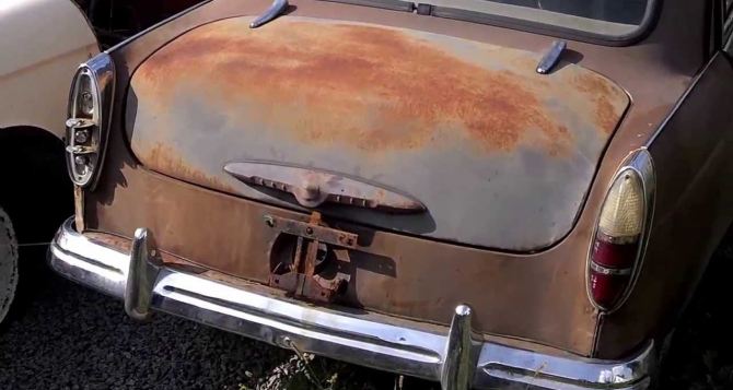 В Днепре в частном дворе обнаружили уникальную коллекцию автомобилей Москвич