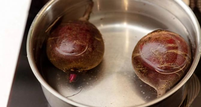 Варю свеклу за  минут  столовая ложка на  литр воды и в кастрюлю Мягкая сладкая не водянистая не теряет цвет и пользу