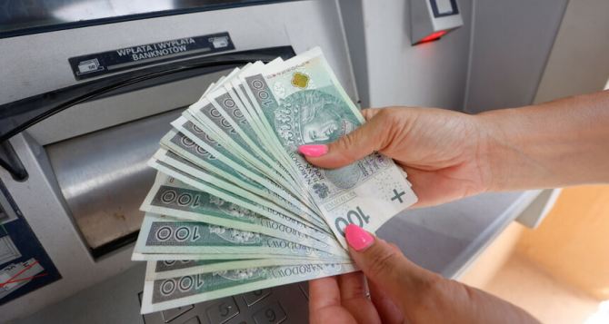 Денежные переводы украинцев в Польше взяты под внимательный контроль налоговой инспекции