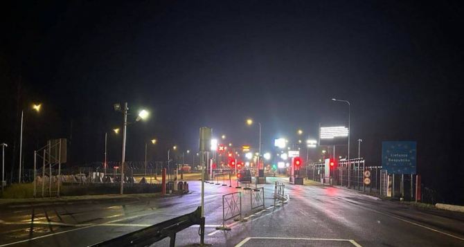 Сотни людей застряли на границе КПП закрыты Не пропускают даже своих граждан