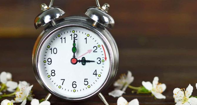 Переход на зимнее время назначен на ноября Кто ещё пока живёт по летнему времени