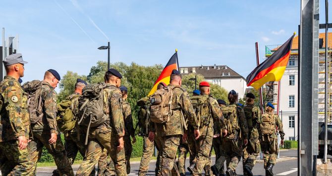 В Германии решили территория нужна не беженцам а военным Строительство нового центра приема в Тегеле остановлено