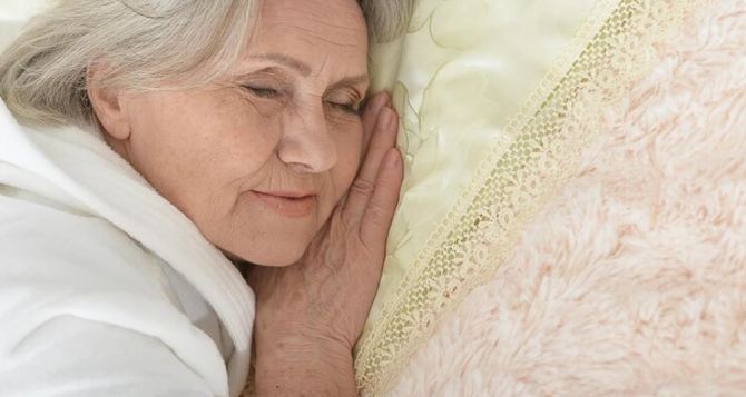 Пять опасных ошибок, которые совершают пожилые люди, вставая с постели. Инфаркт подстерегает вас в 7 утра: