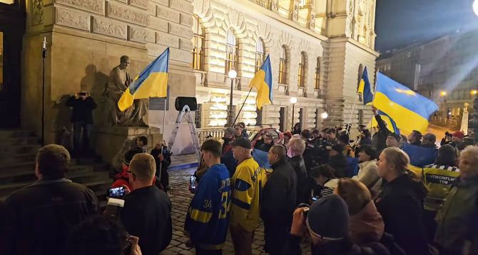 Вчера в Чехии прошла демонстрация за возвращение украинского флага на здание национального музея