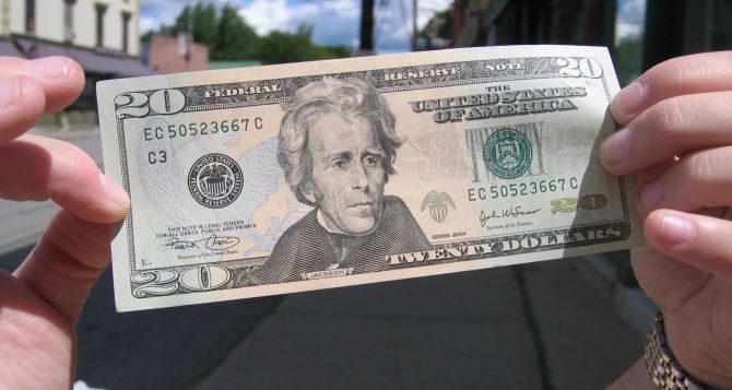 В декабре комуто дадут  долларов а комуто  Но это один раз и на всю зиму