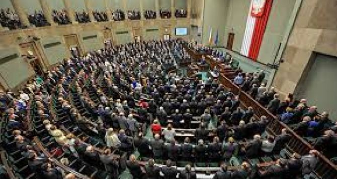 Для украинцев в Польше будет действовать новый документ