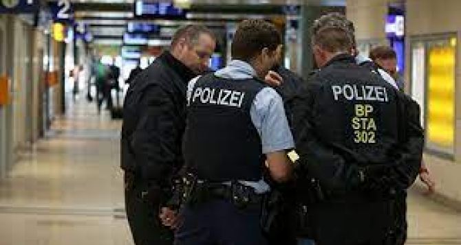 Миллионы евро заработали мошенники на беженцах в Германии получая деньги на проживание от государства и попутно торгуя людьми