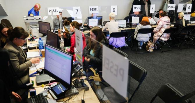 Украинские граждане в Польше могут выдохнуть законопроект Навроцкого о сворачивании помощи беженцам не прошёл