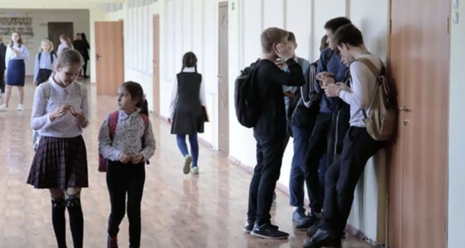 В киевских школах на переменах на русском языке разговаривают  учеников и  учителей
