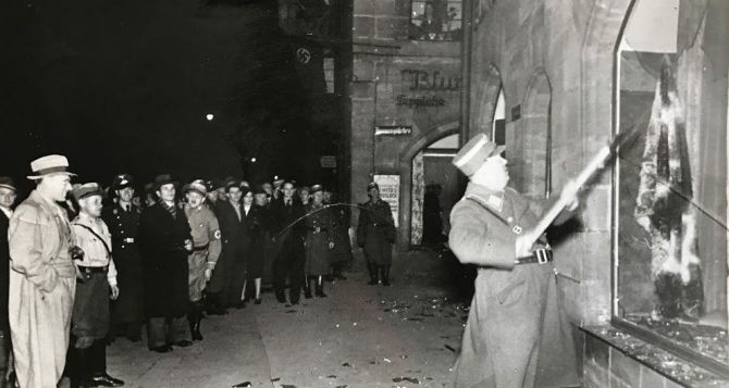 Всё начиналось именно в эти часы  лет назад Сегодня отмечают годовщину Хрустальной ночи