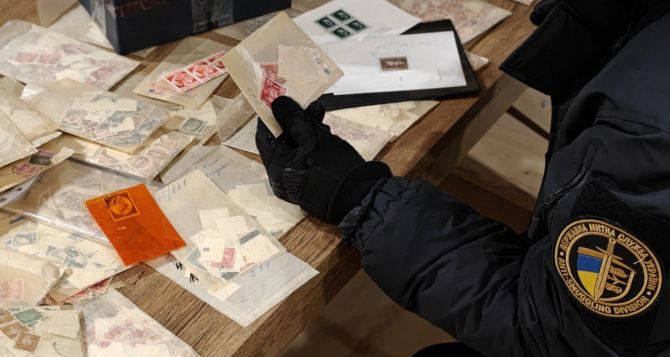 В Украину ввезли 14 тысяч почтовых марок с Гитлером и нацисткой символикой. Пограничники онемели когда узнали кто заказчик