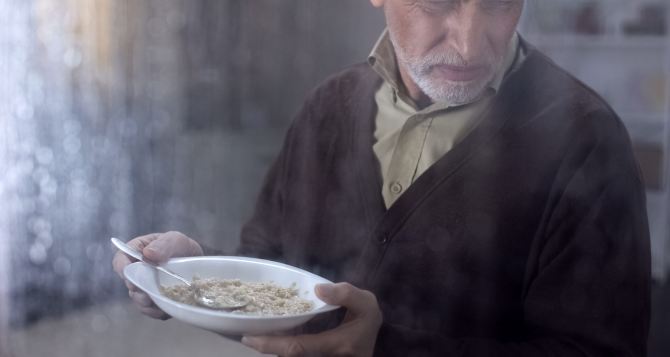 Не возраст вас валит, а тарелка борща в 9 вечера и овсянка с мёдом утром. «Обычные штучки» после 60 лет из-за которых мы загинаемся