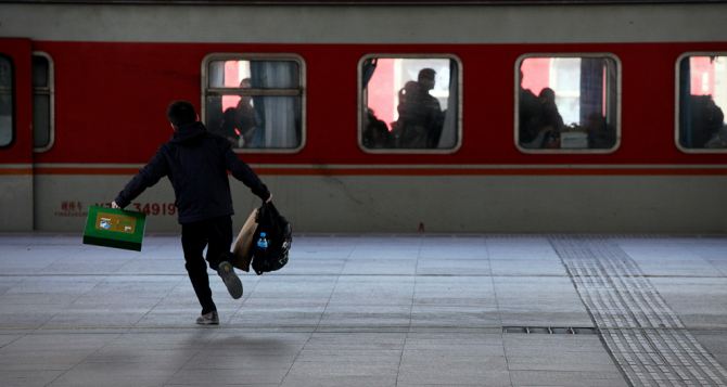 Люди из автобуса в пробке смотрят как отходит их поезд Чтобы не опоздать нужно приехать на час раньше и на другой ждвокзал