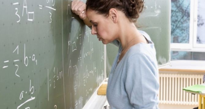 Парламент принял закон о повышении зарплат учителям Министры отказались его выполнять сказали попозже