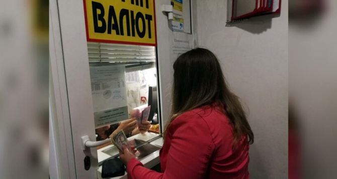 Курсы доллара и евро немного снизились что это значит для вас