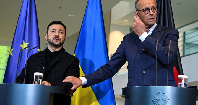 Не выпускать молодых украинцев из страны лично попросил у Зеленского канцлер Германии Мерц
