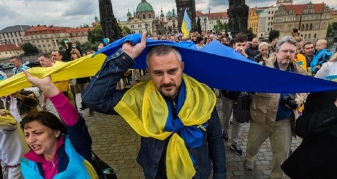 Среди украинских беженцев приехавших в Чехию всё больше мужчин