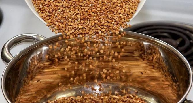 Гречку так почемуто никто не готовит а зря получается в два раза вкуснее очень просто и очень вкусно делюсь неожиданным рецептом