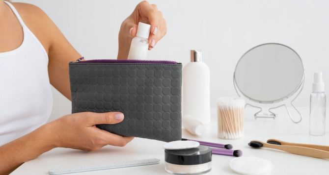 Мастера не вызываю и справляюсь с засором в ванной сама беру средство из косметички и засор исчезает за  минут