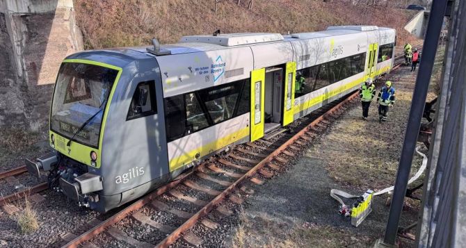 Изза сошедшего с рельсов поезда в Германии объявлено об остановке движения на маршруте