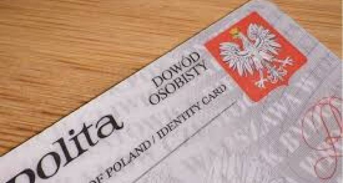 Украинцев в Польше предупреждают о мошенничестве при получении карту CUKR