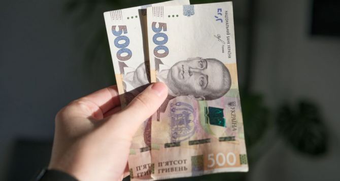 Перед отделениями Укрпочты в городах появились очереди люди пришли забрать свою тысячу гривен