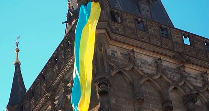 Вопрос оставить или снимать украинские флаги показал отношение чешского общества