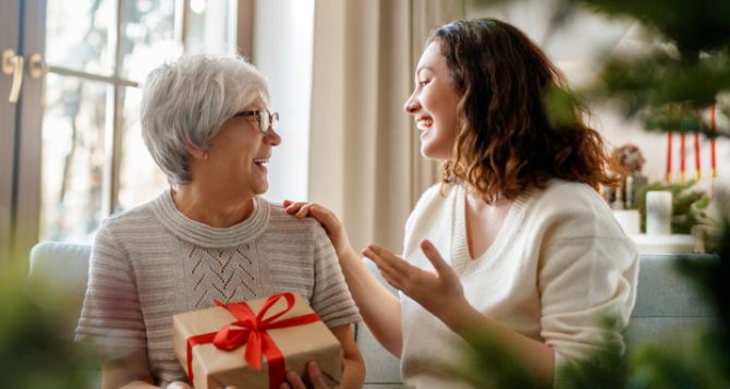 Договорились подарки не дарить а поздравлять другдруга особым образом как экономить на Новом годе без ущерба для праздника