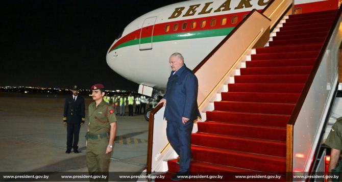 Президента Беларуси Александр Лукашенко потеряли в Омане Он исчез сразу после прилёта