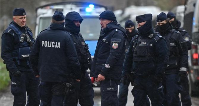 Украинские подростки постоянно устраивают пьянки и драки в городском парке Варшавы в шоке не только местные жители но и полиция