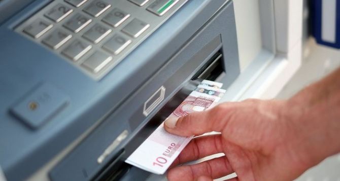 Снятие наличных через банкомат вЕС Новые правила с декабря Как украинским беженцам избежать проблем с налоговой
