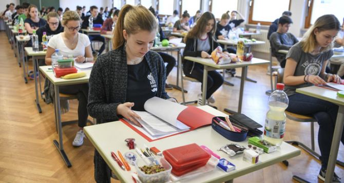 Завтра в Германии украинских школьников выведут на антивоенные протесты  Акции пройдут в  городах