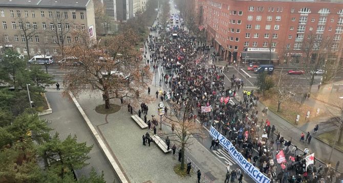 Мы не пушечное мясо Лучше жить под властью Путина чем воевать Война против войны тысячи молодых людей вышли на протест