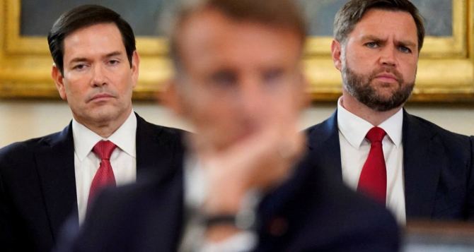 Макрон попросил Трампа взять его на работу и назначить главным по России