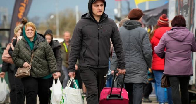 Массовый выезд за границу за  недель осени из Украины уехало столькоже людей сколько за  месяцев с начала года