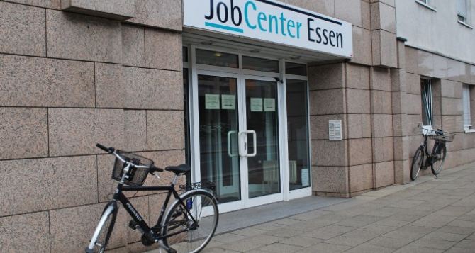 Пилотный проект от Jobcenter в Германии банковские карты на замену бумажным чекам