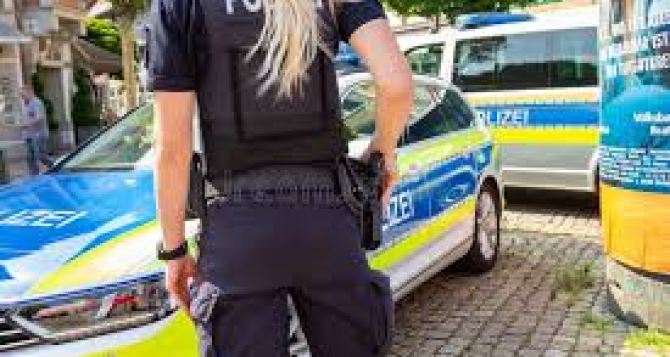 Не обольщайтесь сексуальными женщинамиполицейскими В Германии предупреждают о новом виде мошенничества