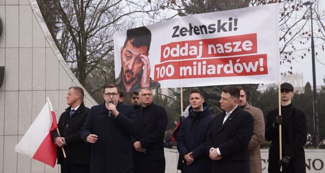 декабря во время визита президента Украины в Варшаву ультраправые польские политики вышли на протест