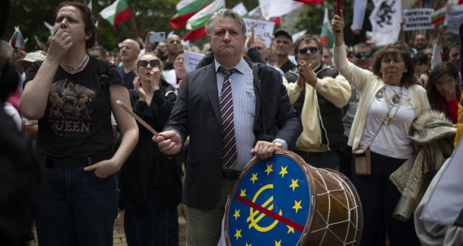 С января соседняя страна переходит на евро Люди не хотели но теперь всю старую наличку нужно успеть поменять до февраля