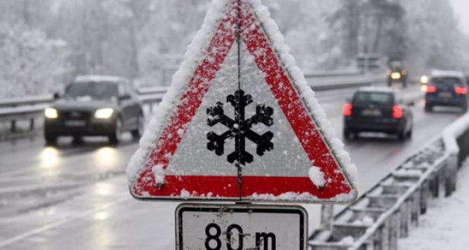 Отмена поездов о проблемы на дорогах Германии Предупреждение от Немецкой метеорологической службы