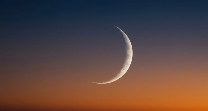 Месяц месяц молодой на тебе золотой