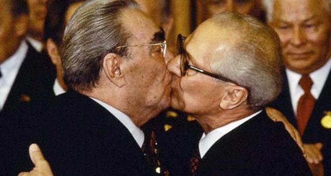 В столице Германии хотят убрать из школьной программы изучение истории ГДР Но любителей того периода это не остановит