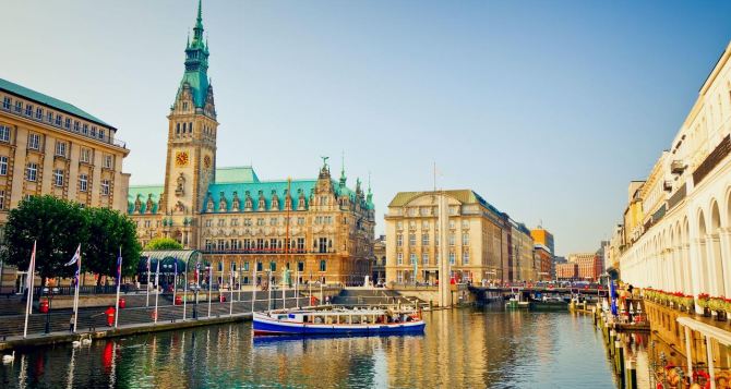 Второй по величине город Германии сокращает тысячи мест для беженцев. В чем причина?