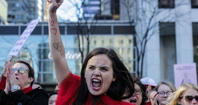 Не цветы и шампанское а флаги и транспаранты Женщины Германии марта борются за свои права а не ждут подарков от мужчин