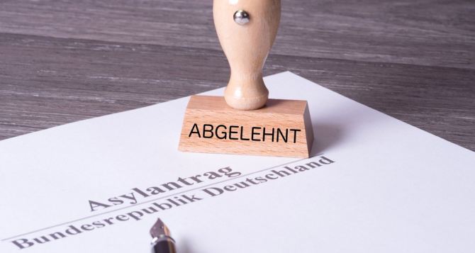 Германия грозит выгонять нежелательных мигрантов а на деле не справляется со своими планами