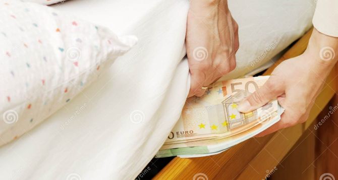 Мамаша пойдемте в закрома С июля в Германии получатели Burgergeld должны будут тратить свои сбережения